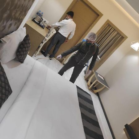 Hotel The Imperial Grand à Ujjain Extérieur photo