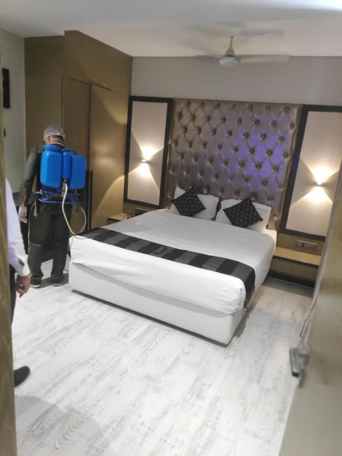 Hotel The Imperial Grand à Ujjain Extérieur photo