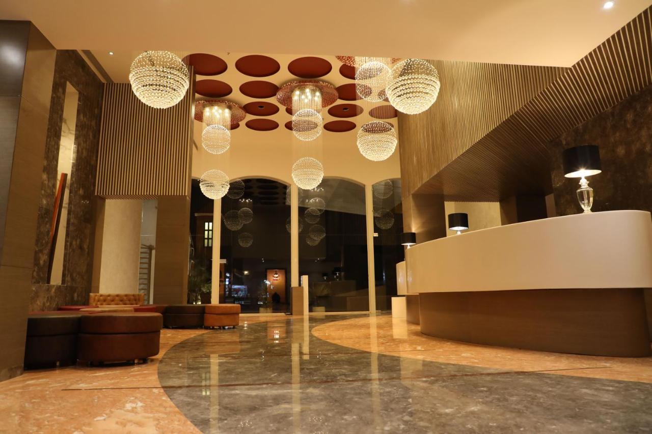 Hotel The Imperial Grand à Ujjain Extérieur photo