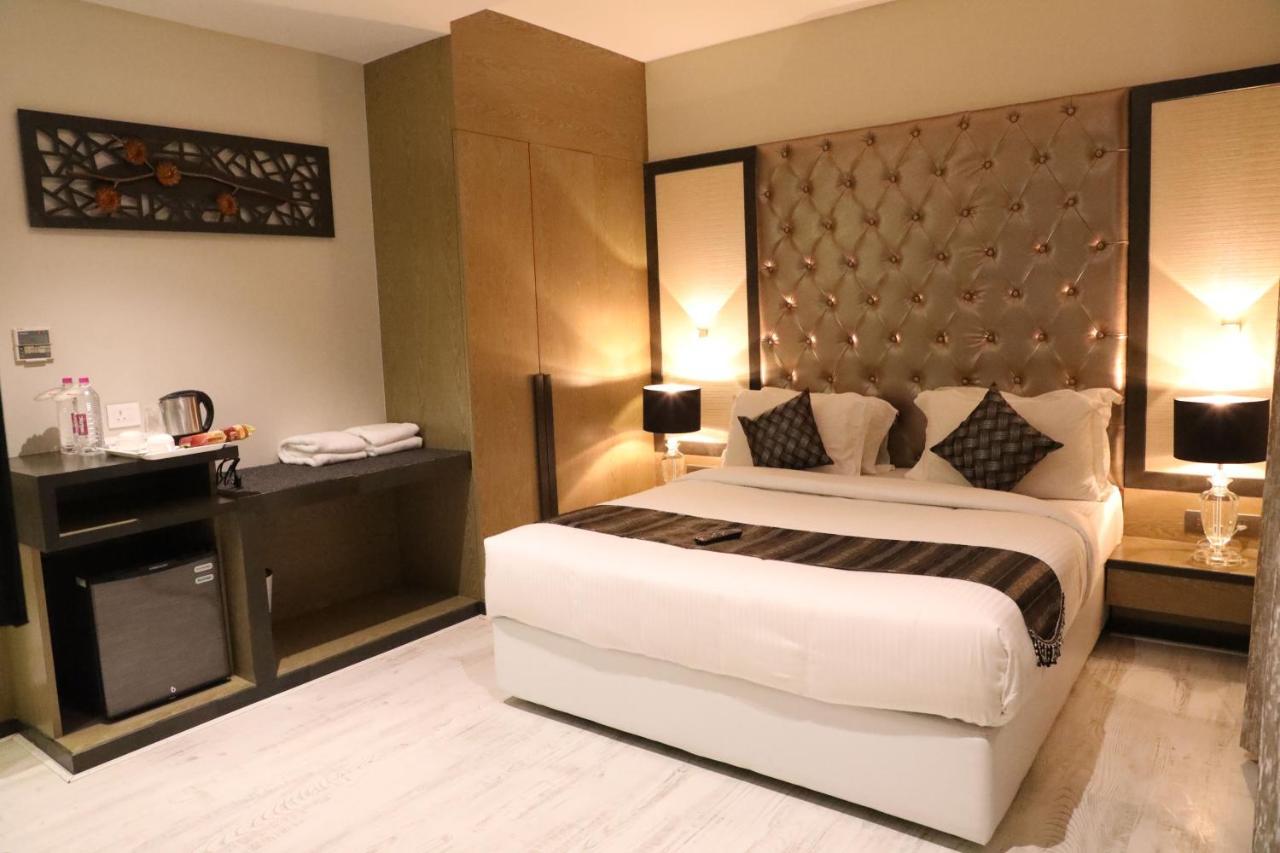 Hotel The Imperial Grand à Ujjain Extérieur photo