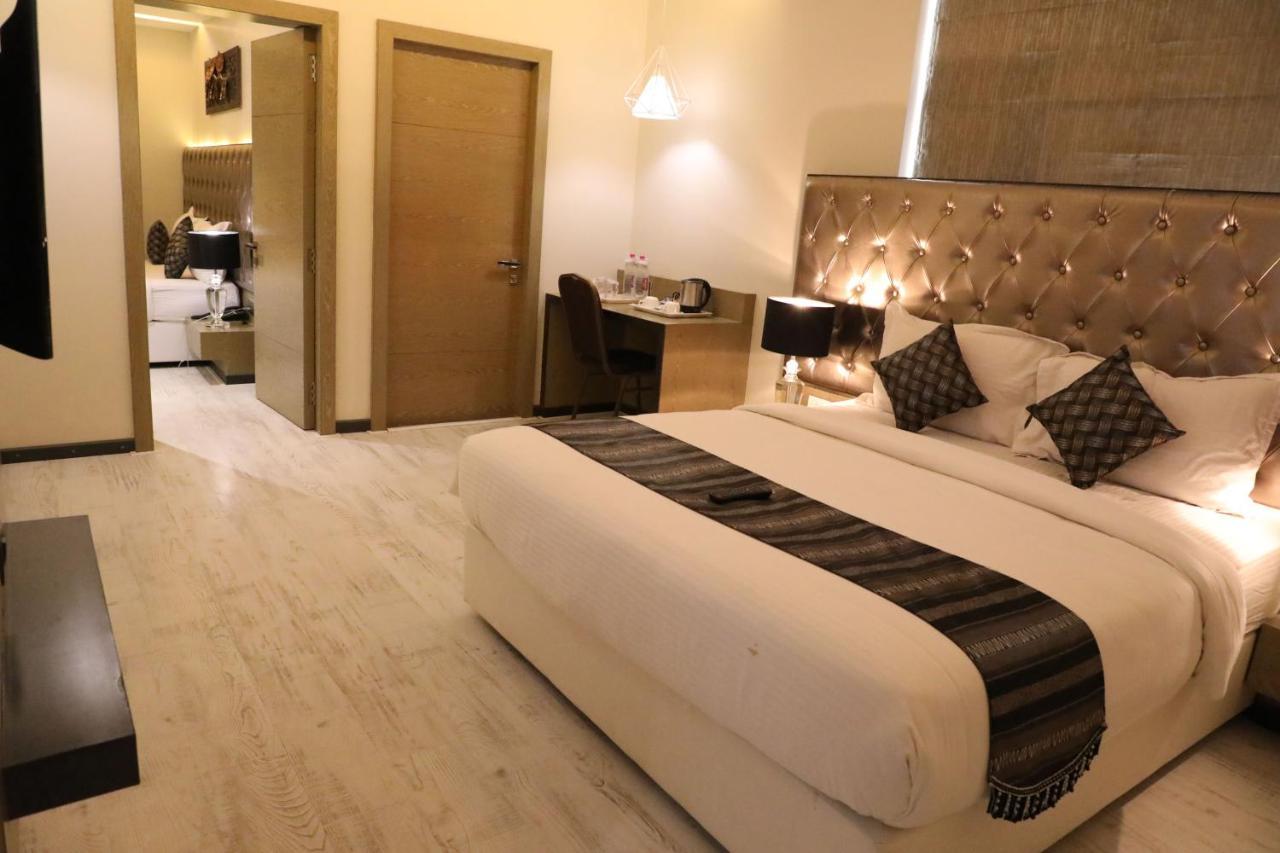 Hotel The Imperial Grand à Ujjain Extérieur photo