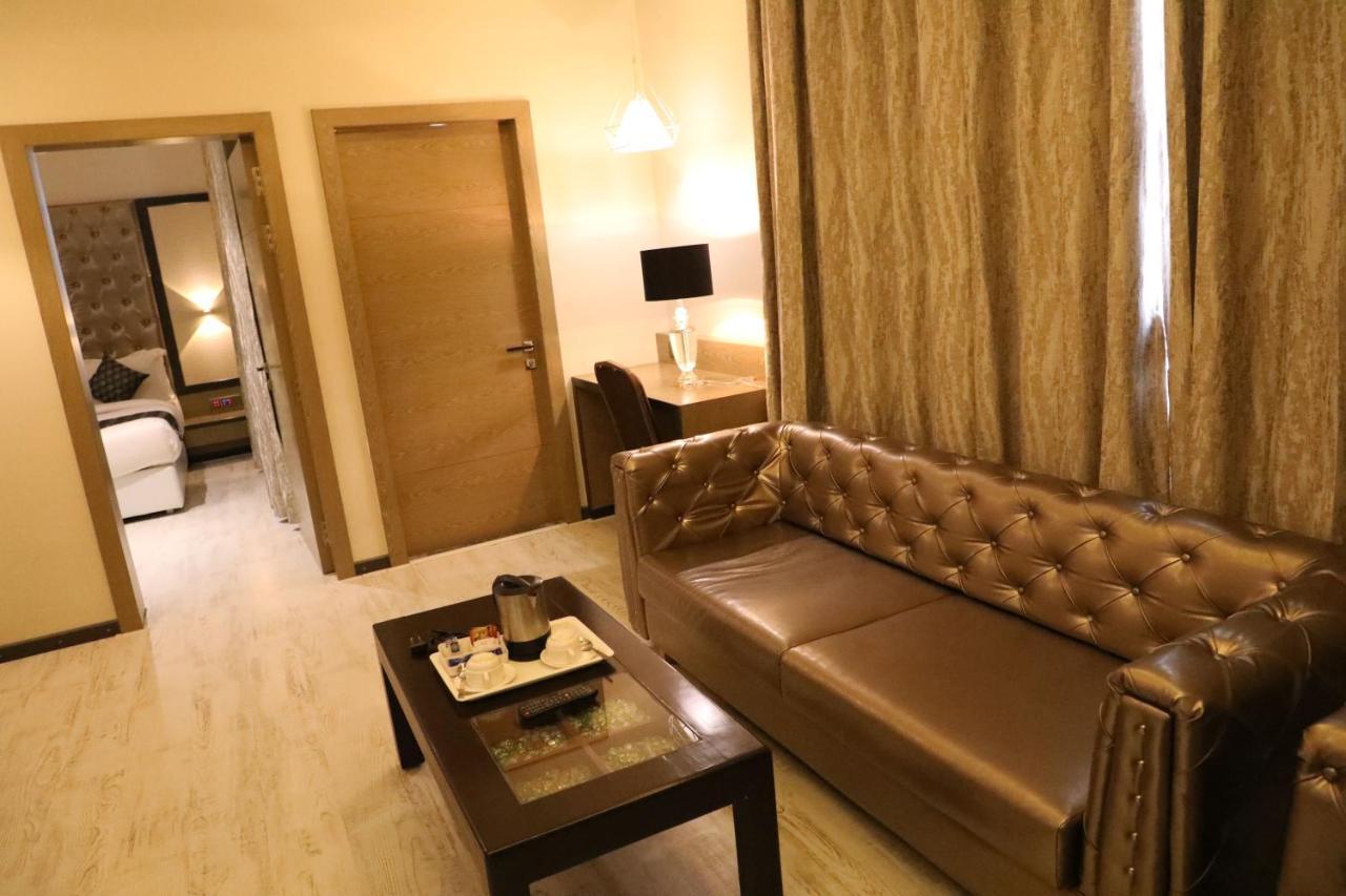 Hotel The Imperial Grand à Ujjain Extérieur photo