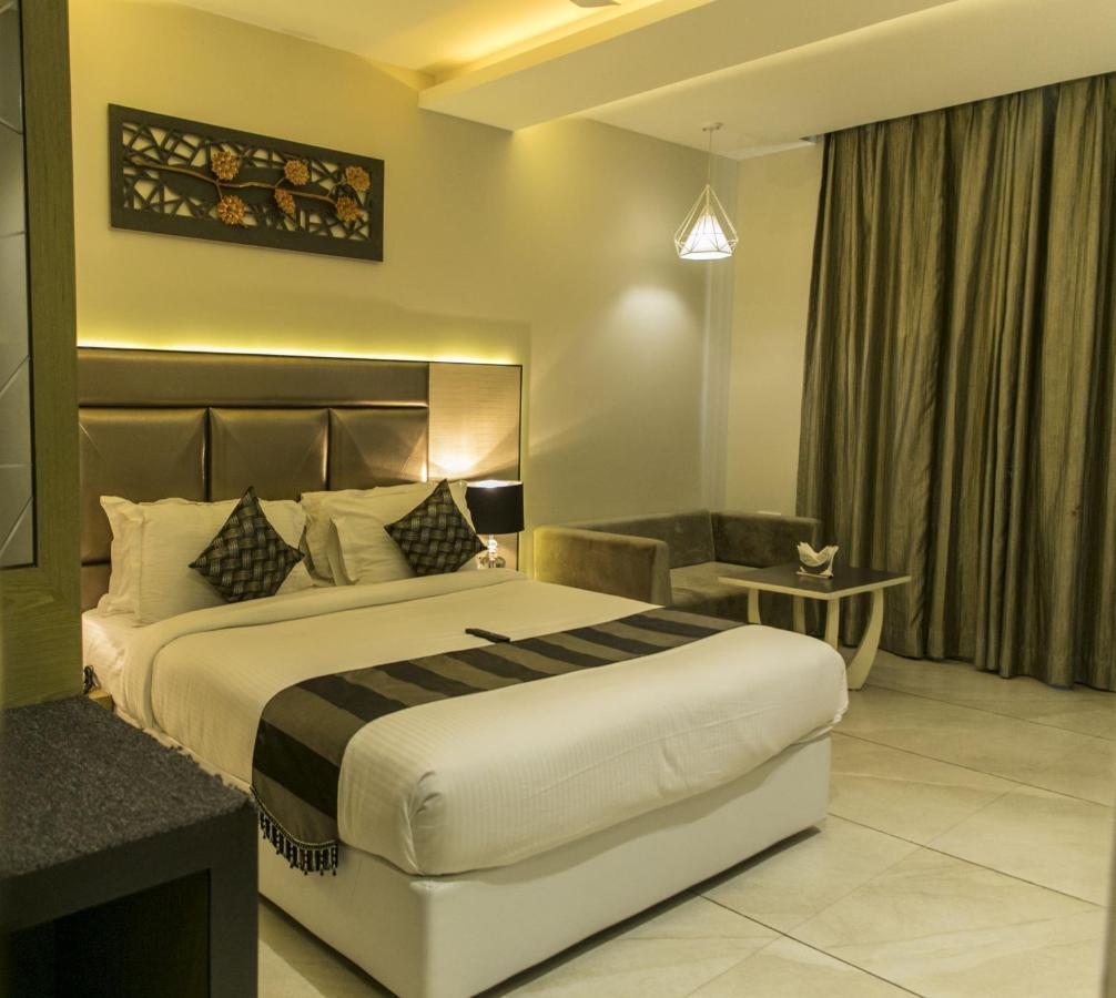 Hotel The Imperial Grand à Ujjain Extérieur photo
