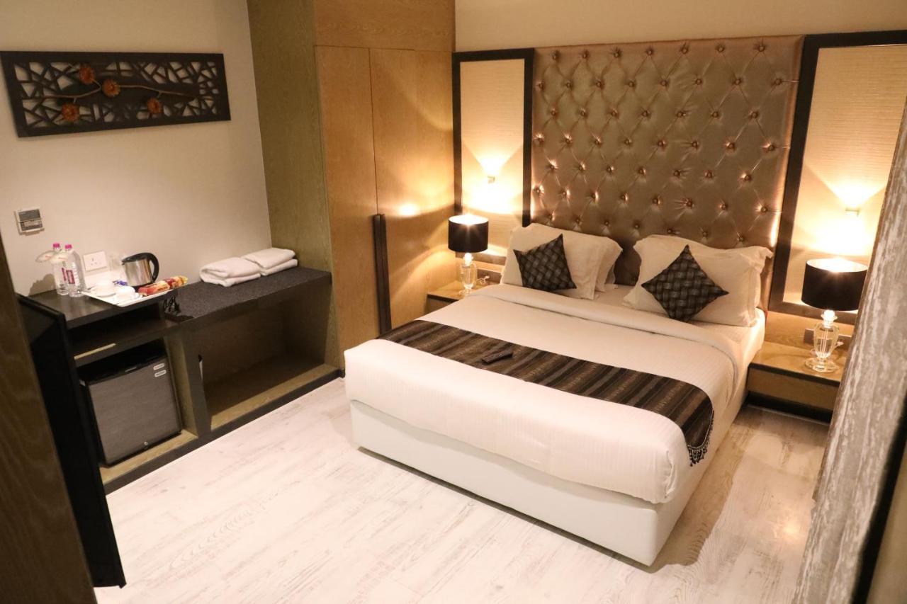 Hotel The Imperial Grand à Ujjain Extérieur photo