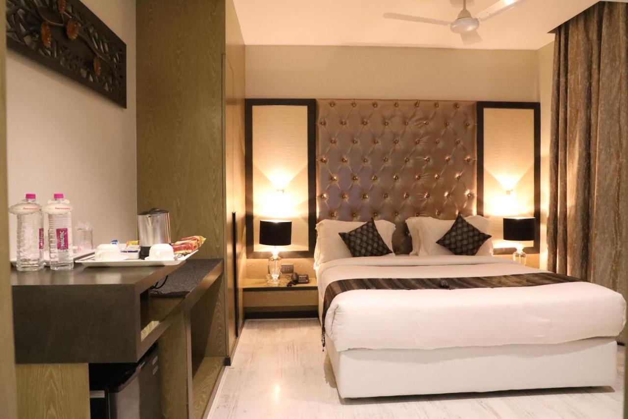 Hotel The Imperial Grand à Ujjain Extérieur photo