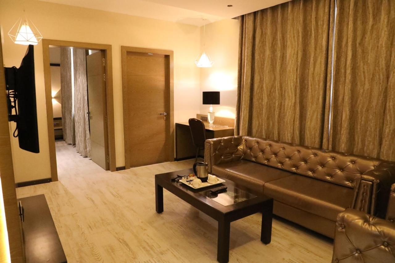 Hotel The Imperial Grand à Ujjain Extérieur photo