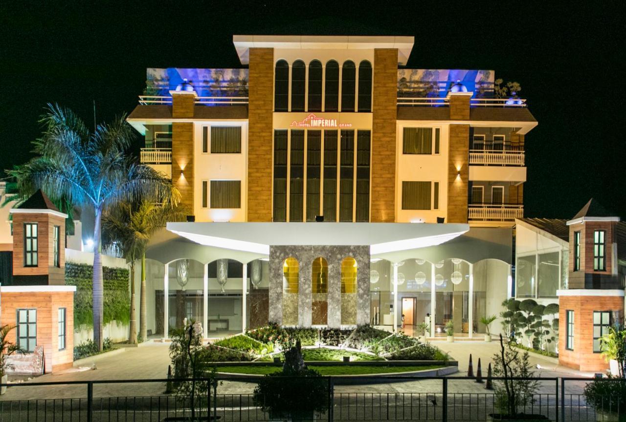 Hotel The Imperial Grand à Ujjain Extérieur photo