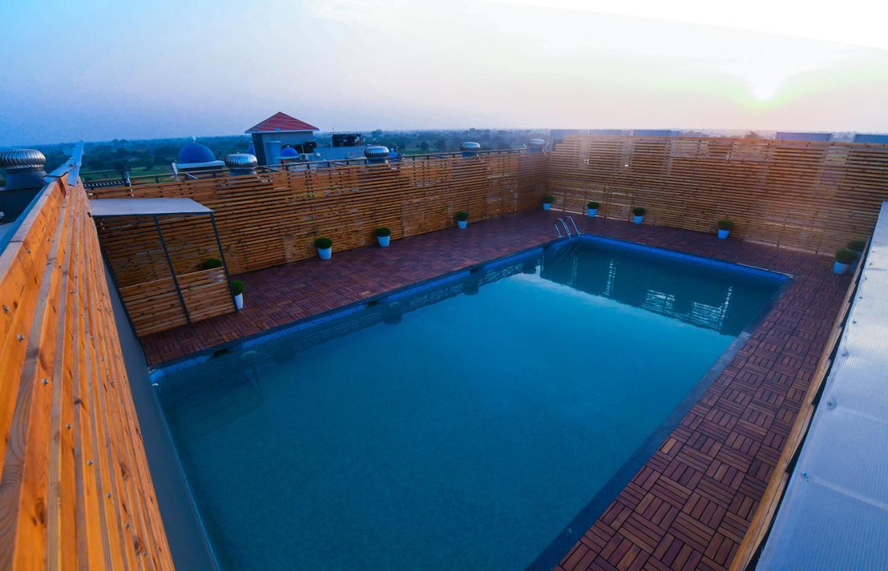 Hotel The Imperial Grand à Ujjain Extérieur photo